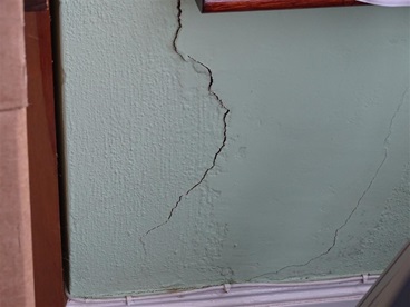 bay window cracking