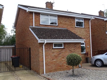 Detached backing onto Grand union Canal, Leighton Buzzard