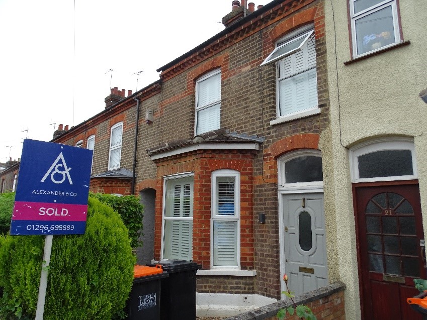 Cottage in Dunstable with a cellar