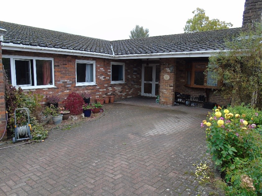 Detached 4 Bedroomed Bungalow with Swimming Pool Eaton Bray